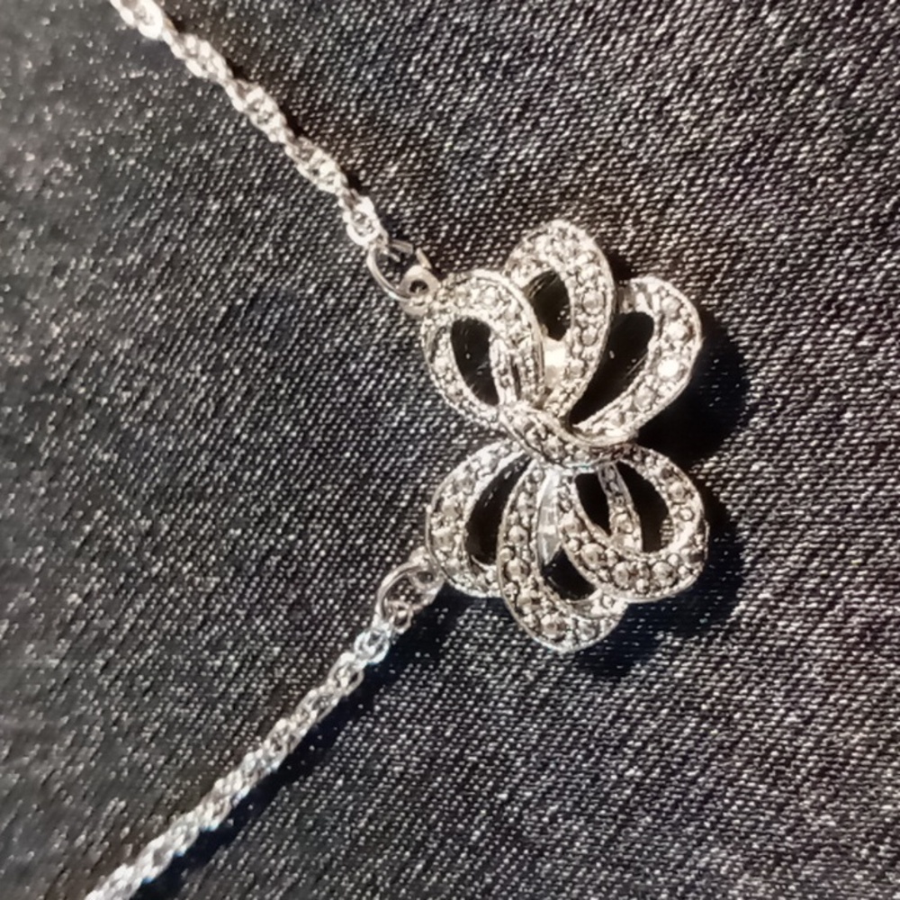 Avon bow necklace 16 inches long